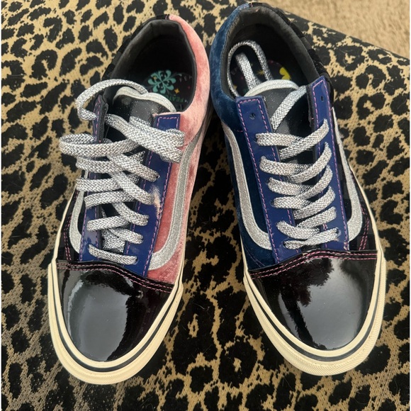 Vans - Picture 2 of 9
